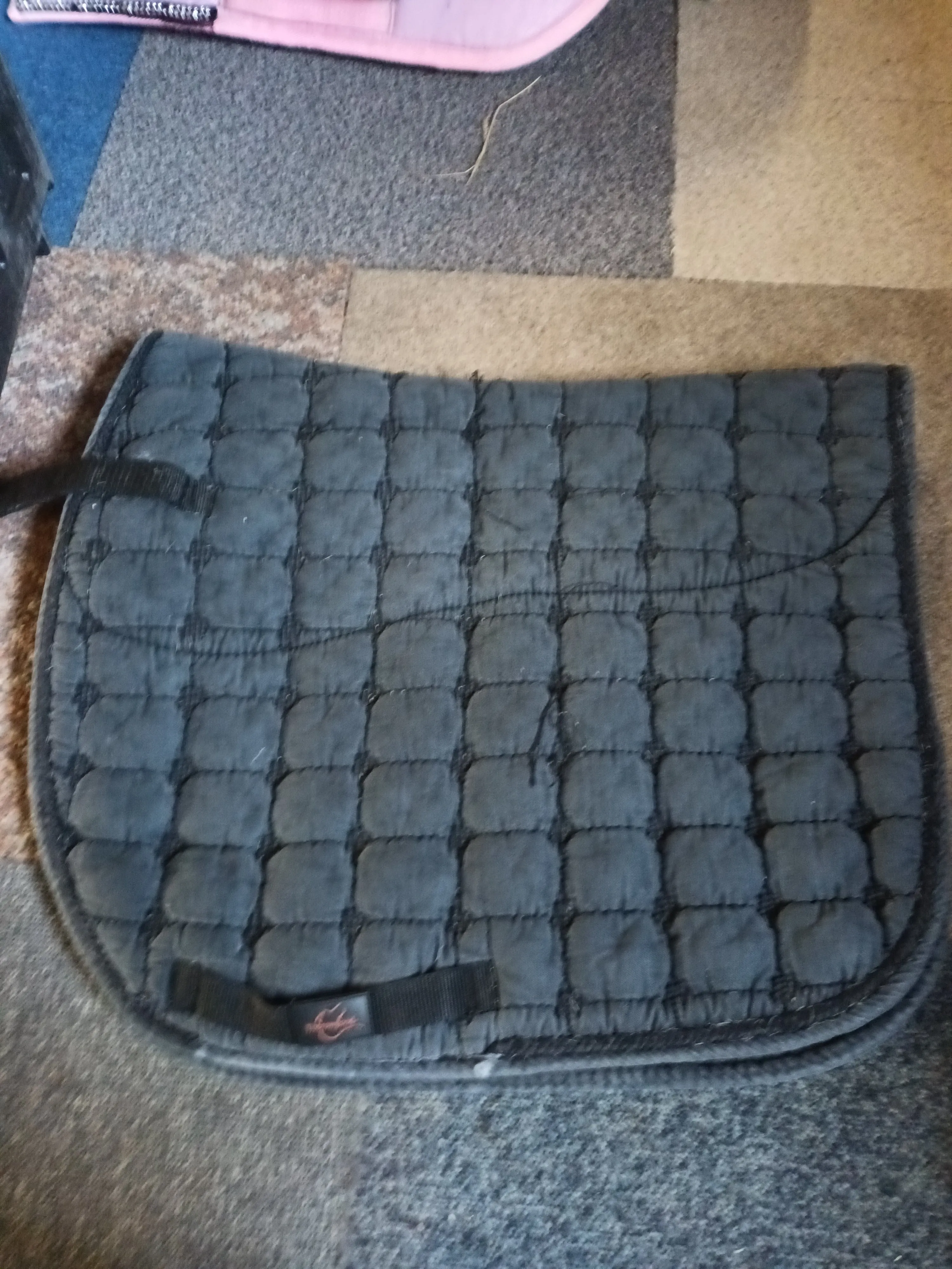 Pony size, anti-slip thorowgood, black saddle cloth, used condition, some freying as pictured🤍