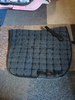 Pony size, anti-slip thorowgood, black saddle cloth, used condition, some freying as pictured🤍