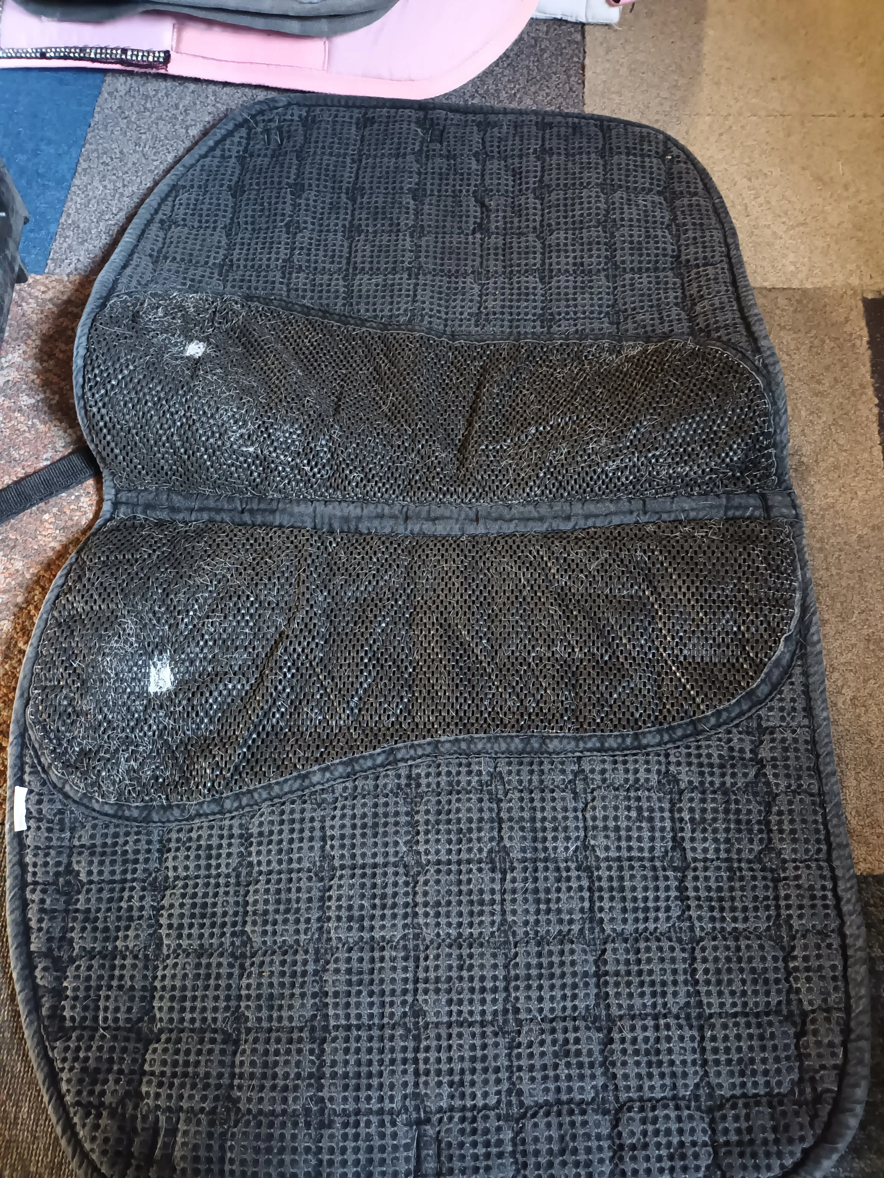 Pony size, anti-slip thorowgood, black saddle cloth, used condition, some freying as pictured🤍