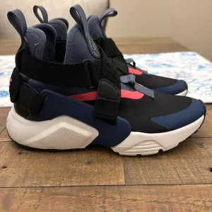 Women’s Nike Air Huarache City Navy Blue/Black - Size 5